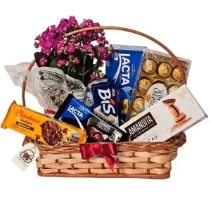 Cesta de Chocolates com Flores e Ferrero Rocher