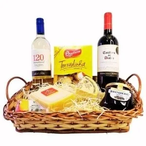 Kit para presente com Vinhos Tinto e Branco, Queijos e Aperitivos