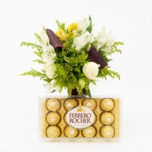 Arranjo de Rosas e Astromélias com Caixa de Bombons Ferrero Rocher