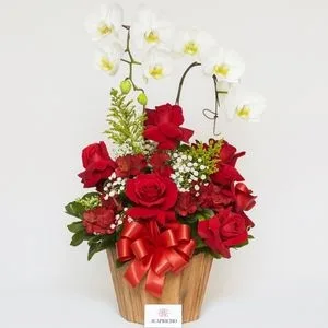 Arranjo de Rosas Vermelhas e Orquídeas Brancas no Vaso de Madeira