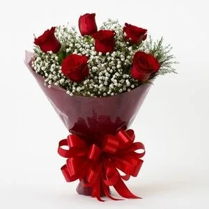 Buquê Clássico com 6 Rosas Vermelhas e Gipsofila