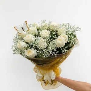 Buquê com 12 Rosas Brancas com Gipsofila