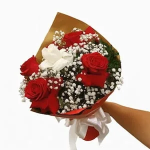 Buquê com 5 Rosas Vermelhas e Brancas