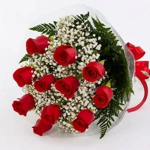 Buquê de 12 Rosas Vermelhas com Gipsofila