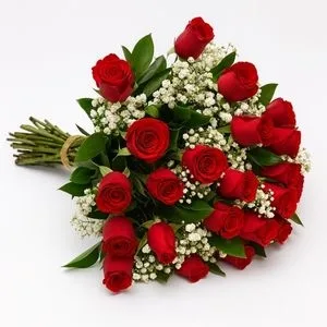 Buquê de 24 Rosas Vermelhas com Gypsophila