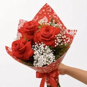 Buquê de 3 Rosas Vermelhas Importadas com Mosquitinho