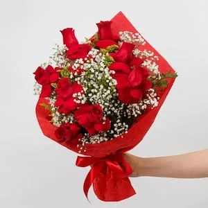 Buquê de 8 Rosas Vermelhas Abertas com Gipsofila
