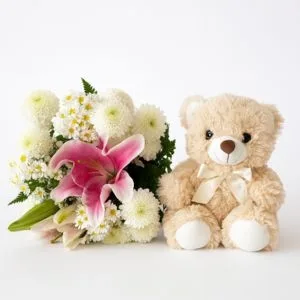 Buquê de Flores Brancas com Lírio Rosa e Urso de Pelúcia