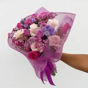 Buquê de Rosas e Flores do Campo em Tons Rosados