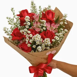 Buquê de Rosas Vermelhas com Astromélias e Margaridinhas