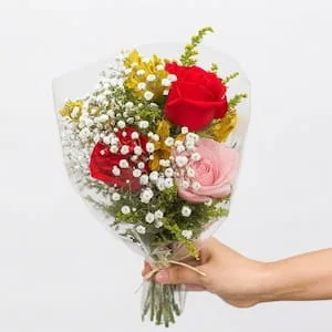 Buquê de Rosas Vermelhas e Rosa com Flores do Campo