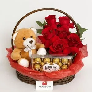 Cesta com Rosas Vermelhas, Pelúcia e Chocolates Ferrero Rocher