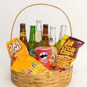 Cesta de Cervejas Variadas com Snacks e Petiscos