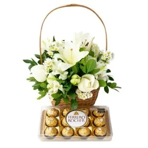 Cesta de Flores Brancas com Lírios, Rosas e Chocolates Ferrero Rocher