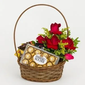 Cesta de Rosas Vermelhas com Ferrero Rocher e Chocolates Variados