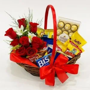 Cesta Romântica de Café da Manhã com Rosas e Chocolates