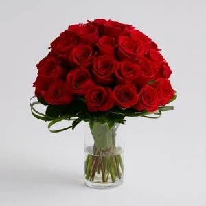 Arranjo de 24 Rosas Vermelhas no Vaso de Vidro