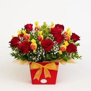 Arranjo de Rosas Vermelhas com Bombons Serenata de Amor