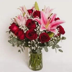 Arranjo de Rosas Vermelhas e Lírios Rosa no Vaso de Vidro
