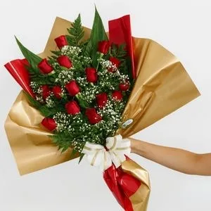 Buquê Clássico com 15 Rosas Vermelhas
