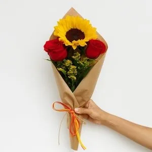 Buquê com Girassol e Rosas Vermelhas no Kraft
