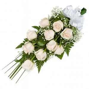 Buquê de 10 Rosas Champagne com Folhagens e Laço Branco