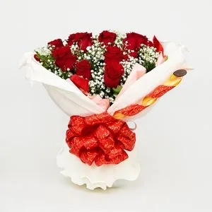 Buquê de 12 Rosas Vermelhas com Gipsofila