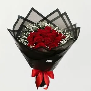 Buquê de 15 Rosas Vermelhas com Gypsophila
