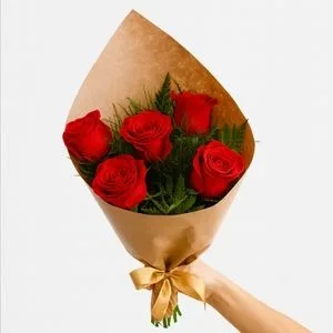 Buquê de 5 Rosas Vermelhas no Kraft