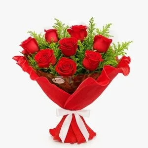 Buquê de 8 Rosas Vermelhas com Folhagens