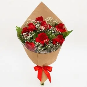 Buquê de 8 Rosas Vermelhas com Mosquitinho