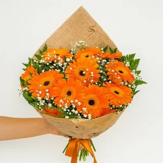 Buquê de Gérberas Laranjas com Gypsophilas