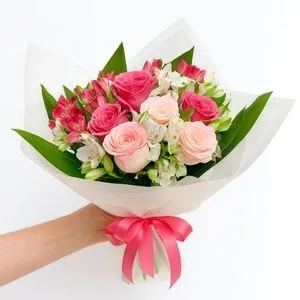 Buquê de Rosas Cor-de-Rosa e Astromélias Brancas
