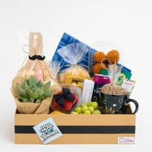 Caixa de Café da Manhã com Suculenta, Caneca, Frutas e Delícias Gourmet