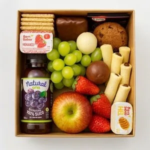Cesta Café da Manhã com Frutas, Suco, Biscoitos e Doces