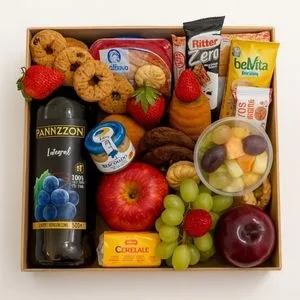Cesta Café da Manhã com Suco, Frutas, Pães, Biscoitos e Torta de Banana