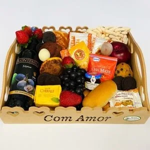 Cesta Café da Manhã Completa com Frutas, Pães, Biscoitos e Torta de Banana