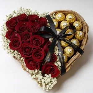 Cesta Coração com Rosas Vermelhas e Ferrero Rocher