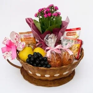 Cesta de Café da Manhã com Flores, Frutas e Delícias Artesanais