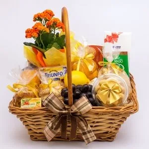 Cesta de Café da Manhã com Flores, Frutas, Pães, Biscoitos e Delícias Variadas