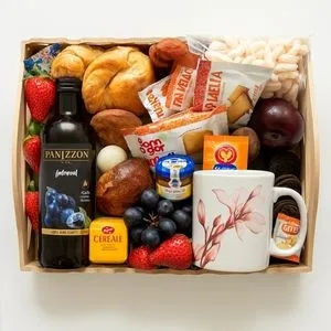 Cesta de Café da Manhã Completa com Suco, Pães, Frutas e Caneca de Porcelana
