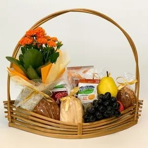 Cesta Gourmet com Flores, Frutas, Pães, Doces e Bebidas