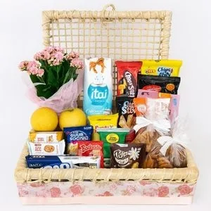 Cesta Gourmet com Flores, Frutas, Pães e Doces