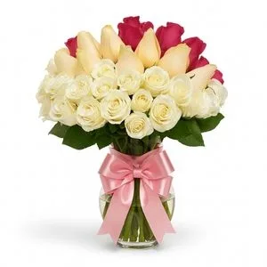 Arranjo com 40 Rosas Brancas, Champagne e Rosas Pink em Vaso de Vidro