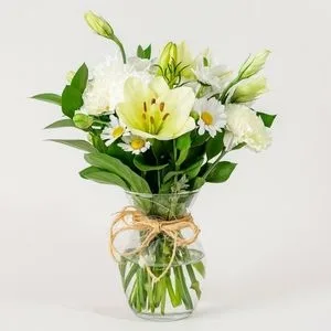 Arranjo com Lírios e Flores Brancas no Vaso de Vidro