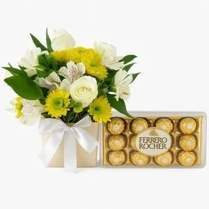 Arranjo com Rosas Brancas, Flores do Campo e Caixa Ferrero Rocher