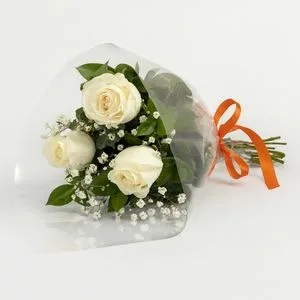 Buquê com 3 Rosas Brancas e Gipsofila
