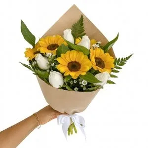 Buquê com Girassóis e Rosas Brancas