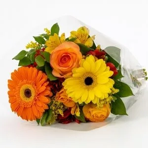 Buquê com Rosas, Gérberas e Flores do Campo em Tons de Laranja e Amarelo