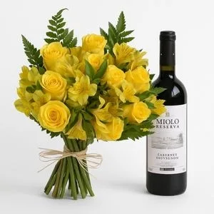 Buquê de Rosas Amarelas com Astromélias e Vinho Tinto Reserva
